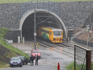 Motorák z Benešova do Tábora najel do bahna.