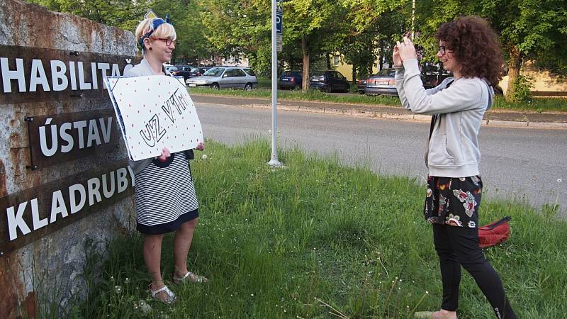 Martina (blond) a Marika při natáčení klipu v RÚ Kladruby.