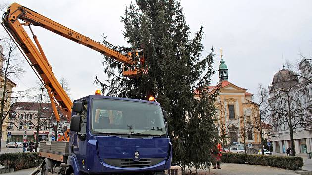 Odstrojování výzdoby vánočního stromu na Masarykově náměstí v Benešově.