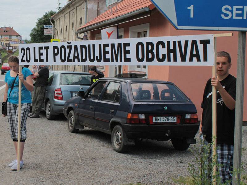 Protesty v Olbramovicích kvůli oddalování stavby obchvatu.