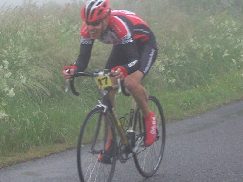 Cyklista Petr Bartoš ve třetím vrchařském závodě, i  za špatného počasí, opět zvítězil a ještě nenašel v seriálu časovek do vrchu přemožitele.