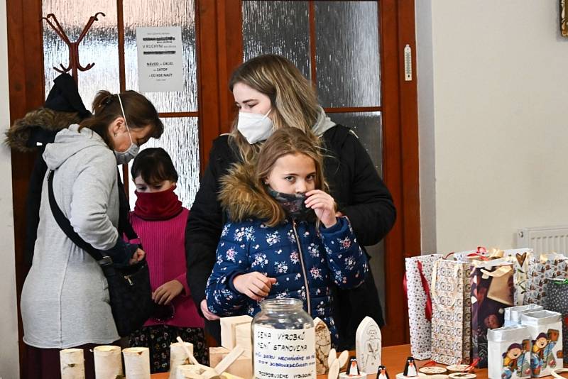 Mikulášský jarmark na podporu Charity Vlašim.