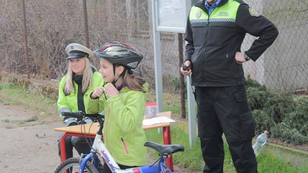 Páťáci a čtvrťáci ze Základní školy Dukelská absolvovali jízdu zručnosti na kole.