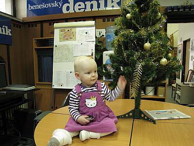 Emma Havlová s mamkou Janou při návštěvě v redakci Benešovského deníku