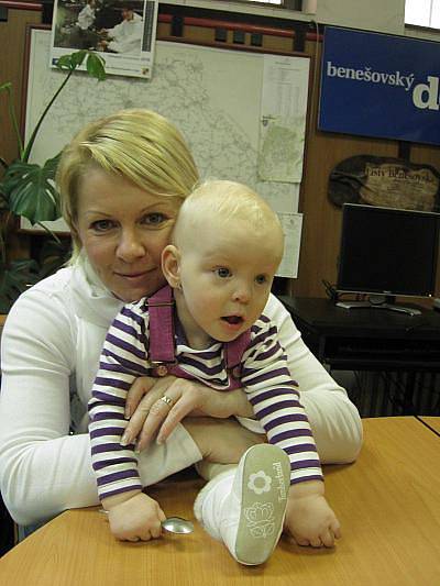 Emma Havlová s mamkou Janou při návštěvě v redakci Benešovského deníku