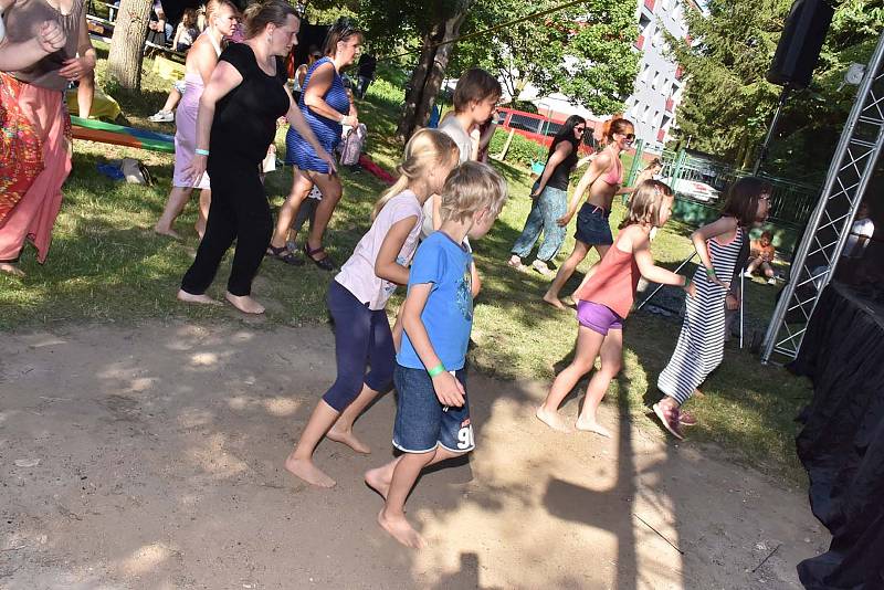 Výtěžek letošního festivalu CihlaFest půjde na opravu střechy Fary.