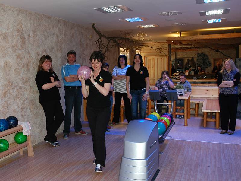 Praktická výuka žáků z Katušky ve Stone bowling baru v Tyršově ulici.