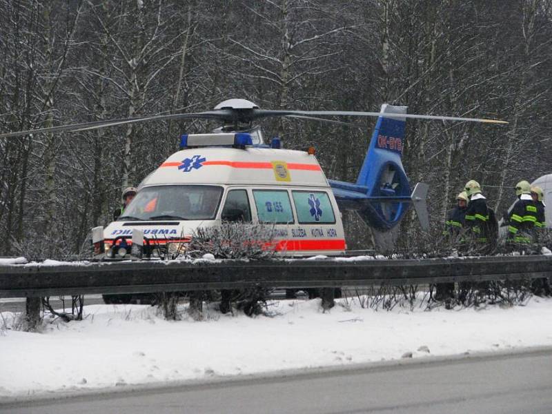 Na 45 kilometru dálnice D1 havarovalo pět osobních aut. Na místě zasahovalo pět posádek sanitních vozů a také jeden vrtulník Letecké záchranné služby.