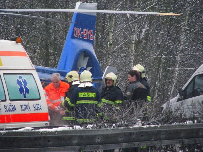 Na 45 kilometru dálnice D1 havarovalo pět osobních aut. Na místě zasahovalo pět posádek sanitních vozů a také jeden vrtulník Letecké záchranné služby.