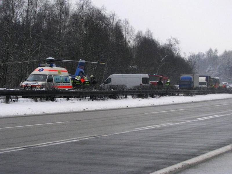 Na 45 kilometru dálnice D1 havarovalo pět osobních aut. Na místě zasahovalo pět posádek sanitních vozů a také jeden vrtulník Letecké záchranné služby.