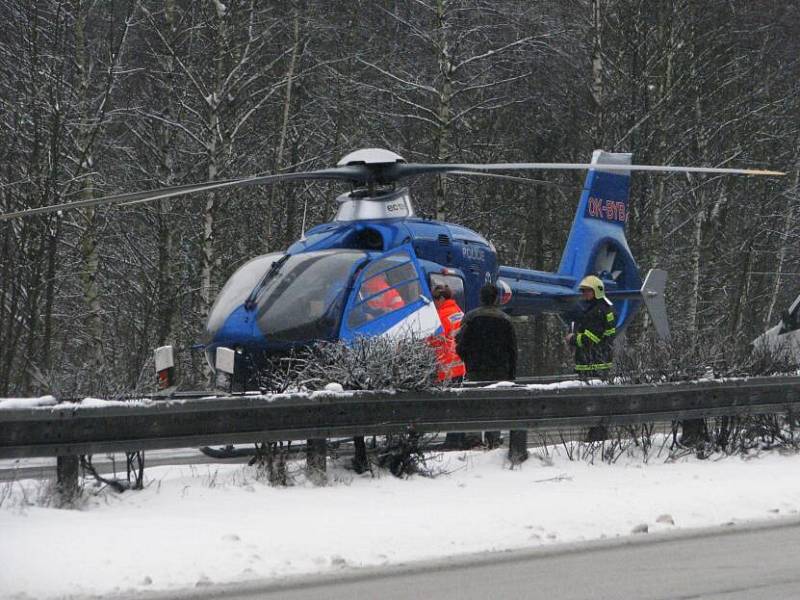 Na 45 kilometru dálnice D1 havarovalo pět osobních aut. Na místě zasahovalo pět posádek sanitních vozů a také jeden vrtulník Letecké záchranné služby.