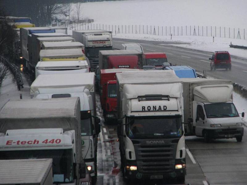 Na 45 kilometru dálnice D1 havarovalo pět osobních aut. Na místě zasahovalo pět posádek sanitních vozů a také jeden vrtulník Letecké záchranné služby.