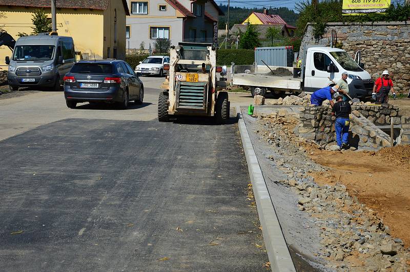 Rekonstrukce Pivovarského rybníka jde do finále, i když stavební povolení má akce až do května příštího roku. Snímek zachycuje situaci 3. září 2021.