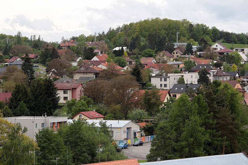 Olbramovice a okolí z dominanty obce, věže kostela Všech svatých.