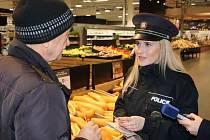 V souvislosti s vánočními nákupy policisté upozorňovali občany na kapesní krádeže a vloupání do vozidel.