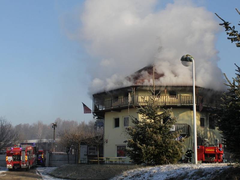 Požár budovy v areálu autovrakoviště Rudolf v Benešově.