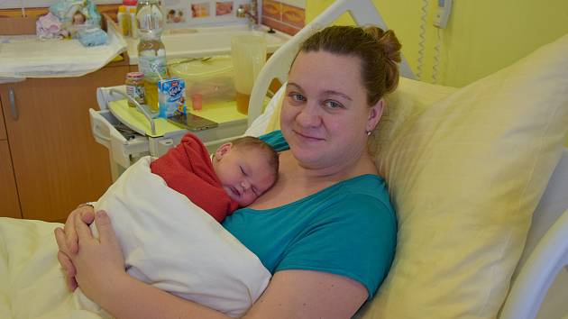 Tereza Karasová se manželům Veronice a Tomášovi narodila v benešovské nemocnici 23. listopadu 2021 v 8:45 hodin, vážila 4100 gramů. Doma ve Voticích ji čekal bratr Filip (3).