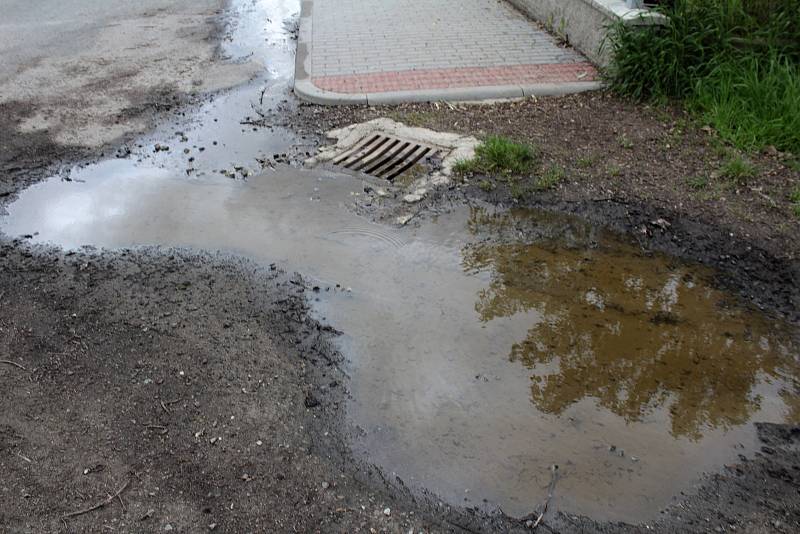 Udržet vodu v městské krajině pomůže v Týnci nad Sázavou výstavba tůněk na strouze mezi garážemi a ulicí K Zeleným vratům.