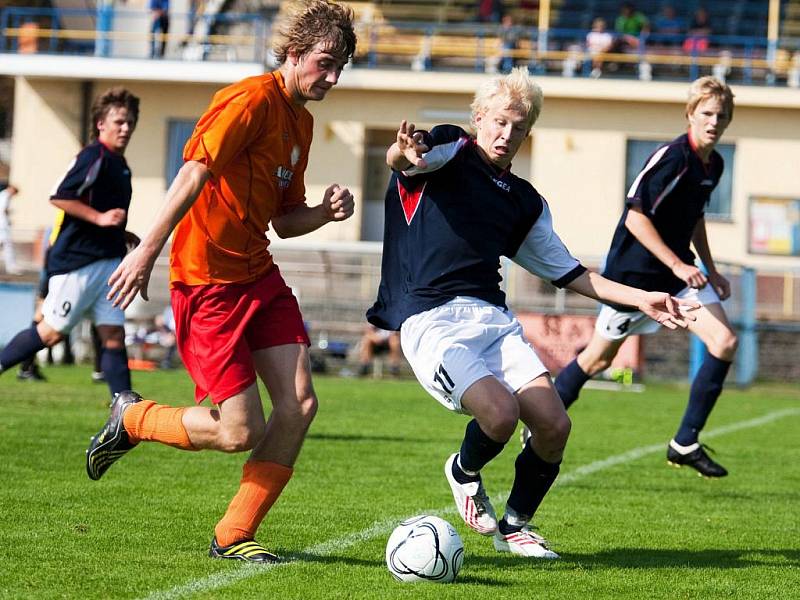 Zdeněk Vrňák (v modrém) z Benešova, autor třetí branky, se na polovině hřiště, za přihlížení spoluhráčů Šmejkala (vlevo) a Páva snažil zastavit vejprnického hráče. 