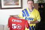 Petr Čermák se ve svém bytě oblékl do dresu Švarc Benešov a ukázal reprezentační dres, který dostal k narozeninám.