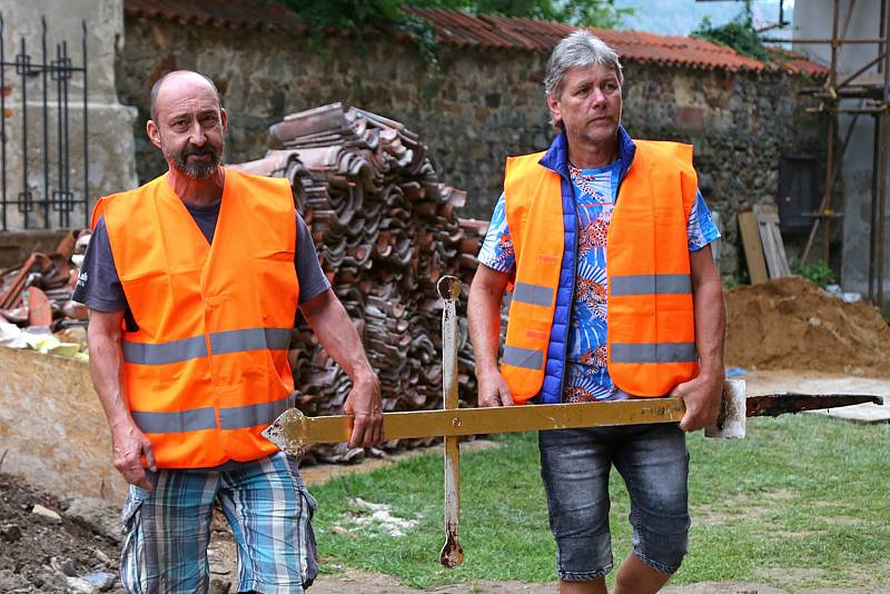 Snímáním makovice z věže kostela sv. Prokopa pokračují opravy poutního areálu sázavského kláštera.