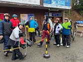 Žáci Středního odborného učiliště stavebního v Benešově na lyžařském kurzu v Jizerských horách.