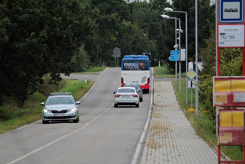 Dopravu v centrální části Chlístova ovlivňuje silnice mezi Benešovem a Týncem nad Sázavou a pak - radar. Bezpečnost nejen pěších zvýšil chodník, ale současně právě také měření rychlosti.