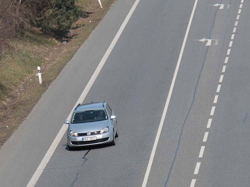 Rychlé jezdce stíhaly dálniční SuperB, VW Passat a Ford Mondeo. Nebezpečené předjíždění hlásila posádka vrtulníku a rychlost měřil také radar benešovské dopravní policie.