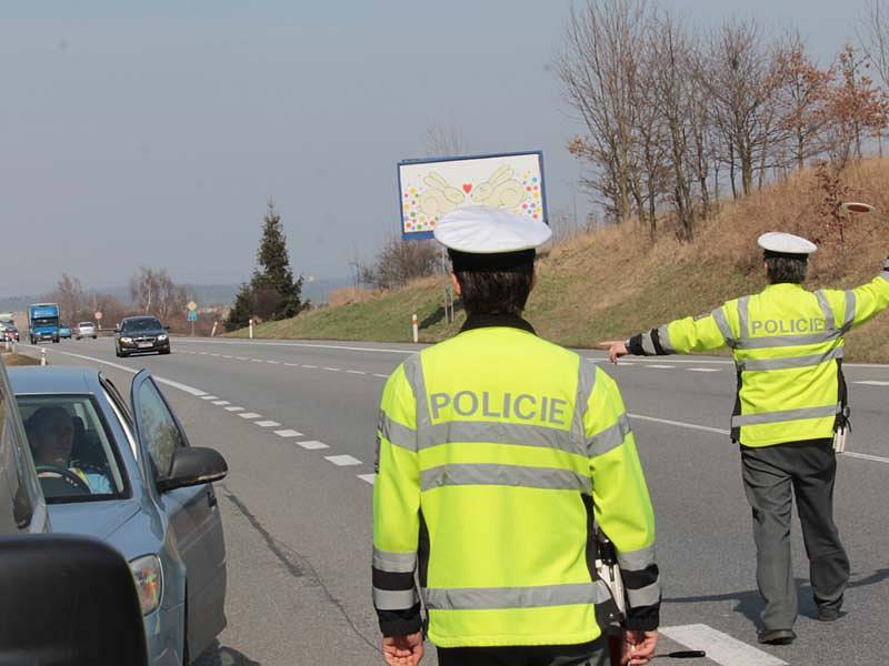 Rychlé jezdce stíhaly dálniční SuperB, VW Passat a Ford Mondeo. Nebezpečené předjíždění hlásila posádka vrtulníku a rychlost měřil také radar benešovské dopravní policie.