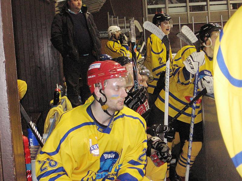 První zápas čtvrtfinále krajské hokejové ligy Benešov - Černošice 3:4.