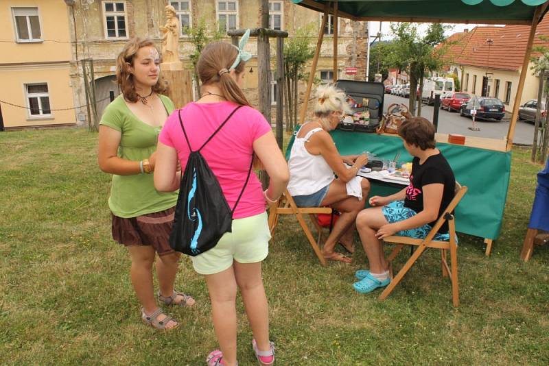 Ševcovský staročeský jarmark nabídl návštěvníkům zábavu, hry, muziku i různorodou nabídku stánkařů a řemeslníků.