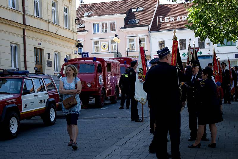 Hasičský den na Konopišti zahájili účastníci na Masarykově náměstí v Benešově.