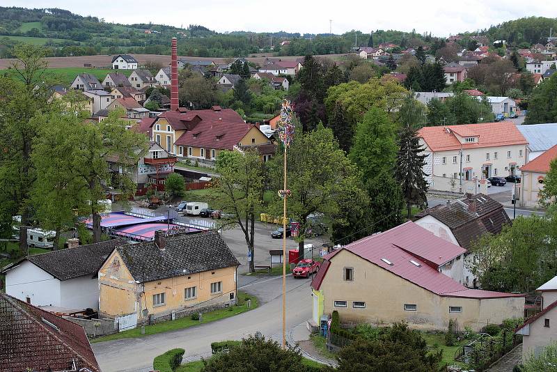 Olbramovice a okolí z dominanty obce, věže kostela Všech svatých.