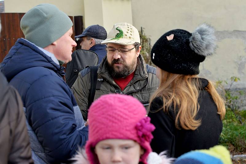 Před kostelem sv. Mikuláše v Benešově bylo v neděli rušno