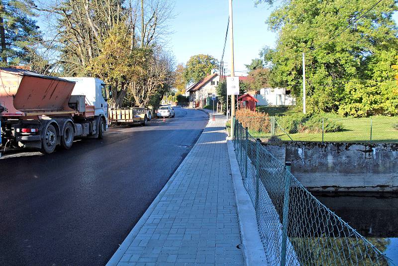 Závěr budování vodovodu, obnovu povrchů silnic provází v Ostředku ještě výstavba chodníku podle hlavní silnice.