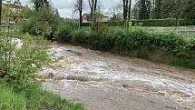 Červený potok v Hořovicích po deštích dosáhl 2. povodňového stupně.