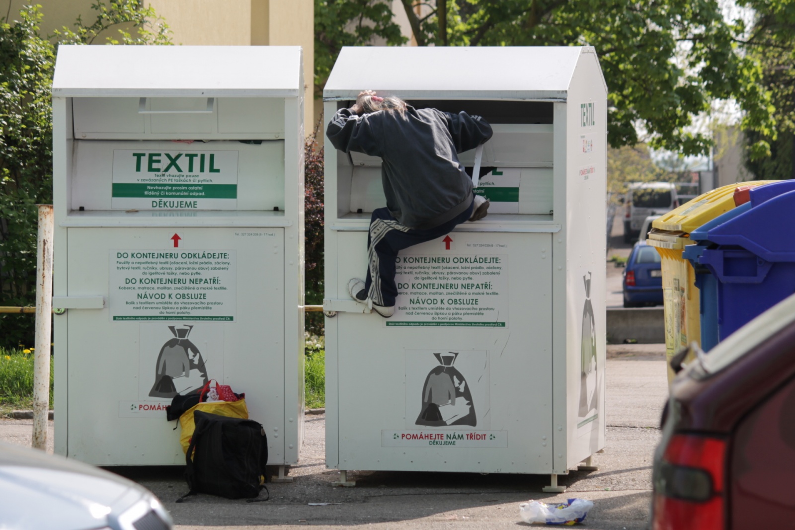 Žena si spletla kontejner na textil se samoobsluhou - Benešovský deník