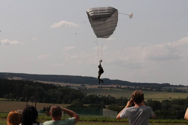 Zajímavý byl jak seskok z vrtulníku v podání vojáků, tak i přehlídka dobových polních táborů.