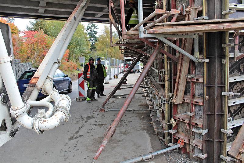 Z opravy mostu na silnici I/3 v Máchově ulici v Benešově.