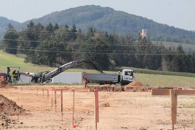 Stavba kruhové turbokřižovatky U Topolu v Benešově.