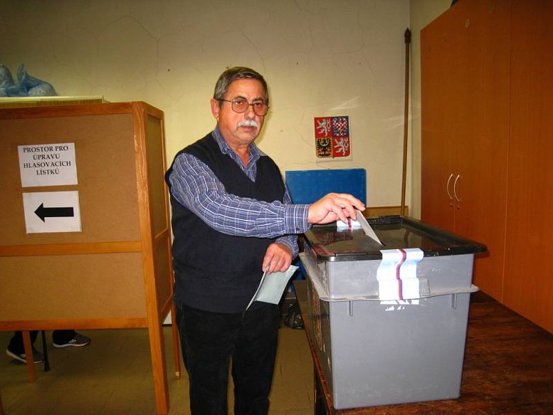 Týnec nad Sázavou - Zájem o hlasování, vyšší než při posledních volbách, zaznamenali komisaři také ve volebním okrsku číslo 9, který je v hasičské zbrojnici.