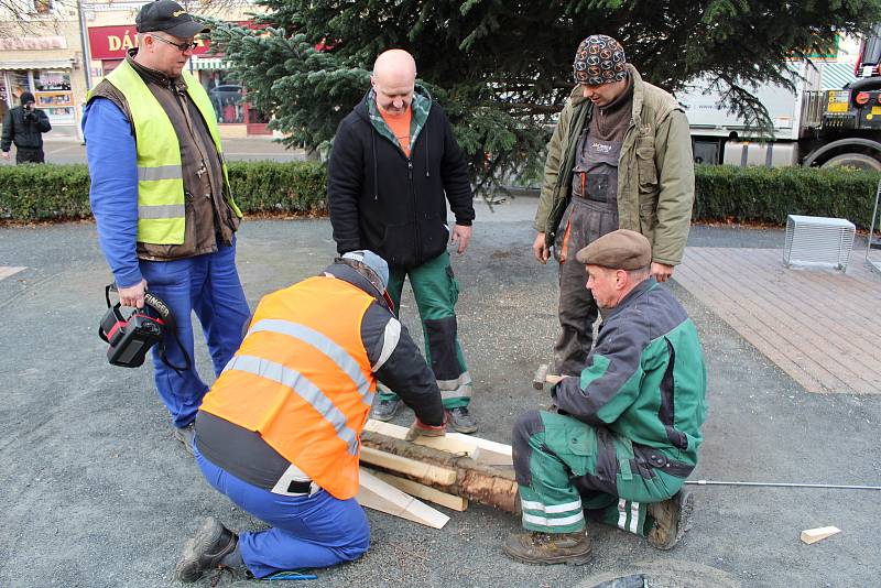 Transport a instalace vánočního stromu na Masarykovo náměstí.