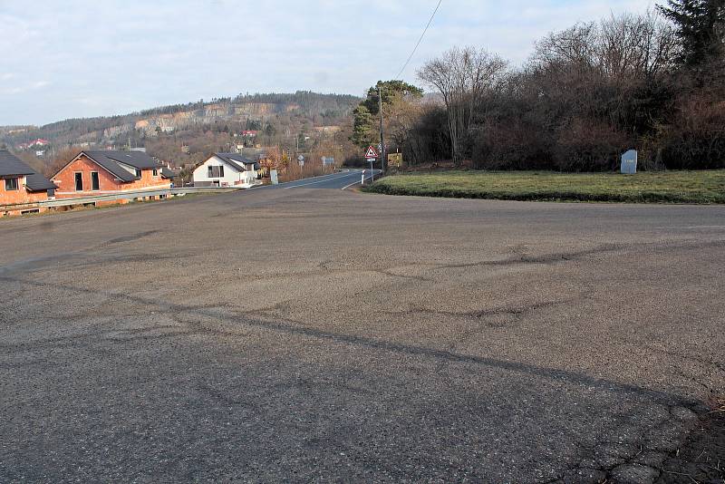 Silnice v Krhanicích před výkopovými pracemi kvůli rekonstrukci vodovodu.