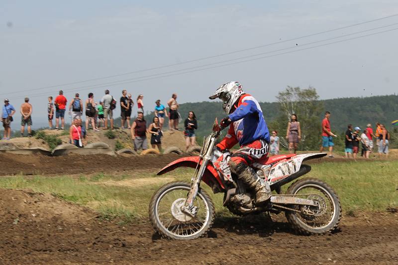 Po rozpravě s jezdci následovaly první a druhé finálové jízdy kategorií hobby MX2, veterán, hobby MX1, 85 ccm, MX2 a MX1.