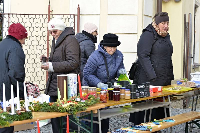 Před kostelem sv. Mikuláše v Benešově bylo v neděli rušno