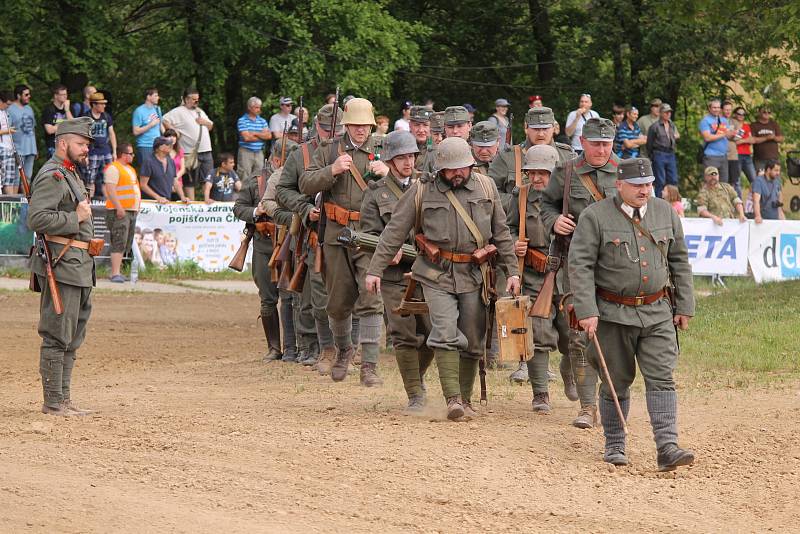 Vojenské technické muzeum se opět po roce velkolepě otevřelo veřejnosti. Dvacátou druhou sezonu zahájil průlet letounů i ukázka bitvy u Zborova.