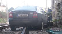 Auto zablokovalo druhou traťovou kolej do Čerčan. Železničáři museli nad ní  vypnout proud
