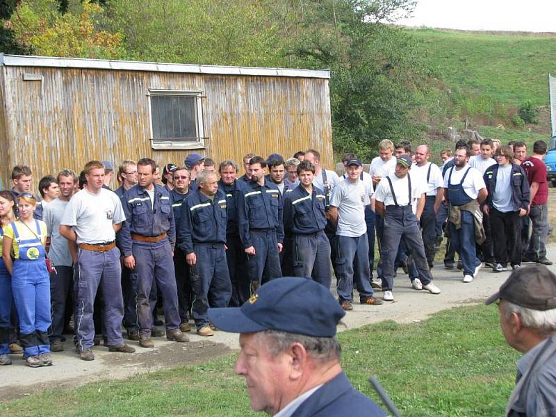 Svatováclavský výstřik v Bílkovicích, závěrečný nástup a vyhodnocení.