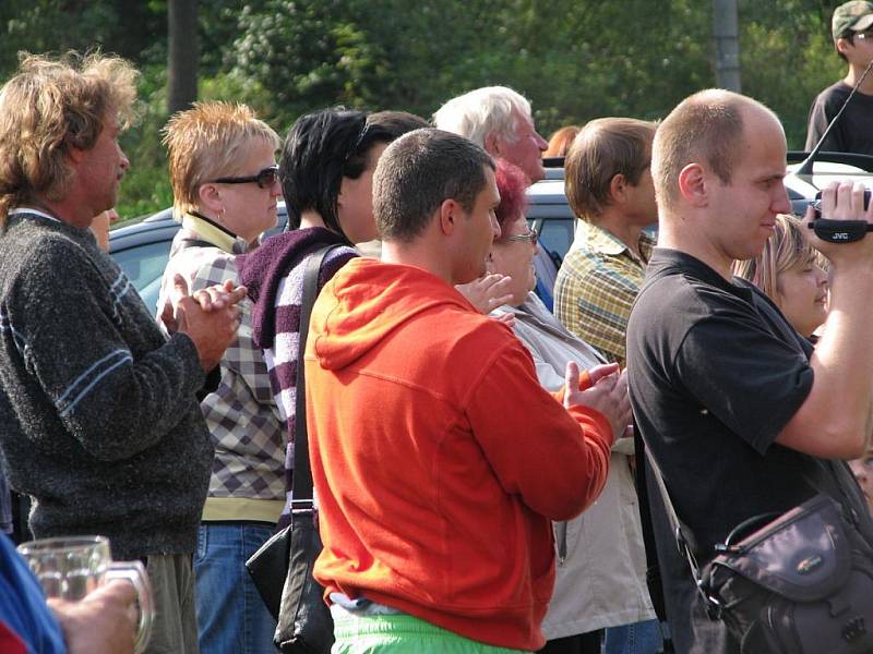 Svatováclavský výstřik v Bílkovicích, závěrečný nástup a vyhodnocení.