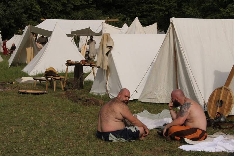 Bojovníci přesvědčivě odehráli historické bitvy, ale také na bitevním poli improvizovali.